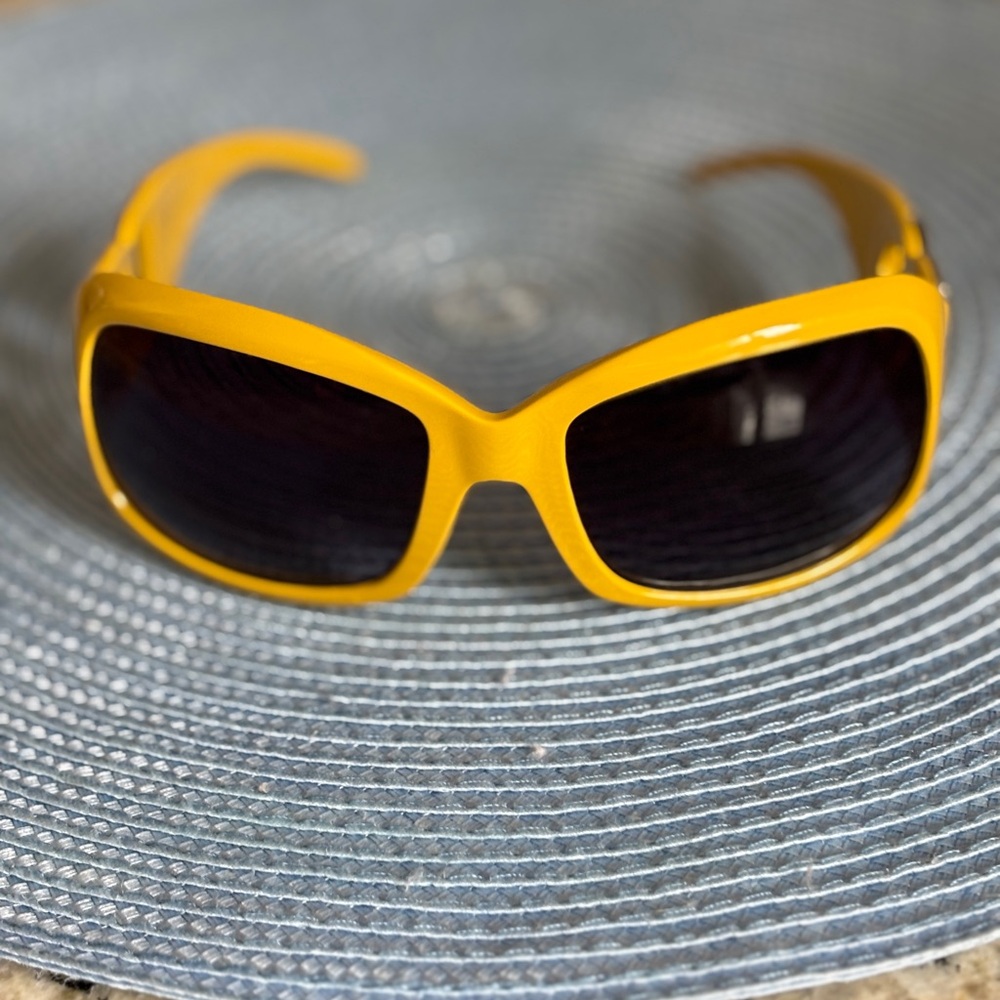 Yellow Oversized Sunglasses - Picture 8 of 15